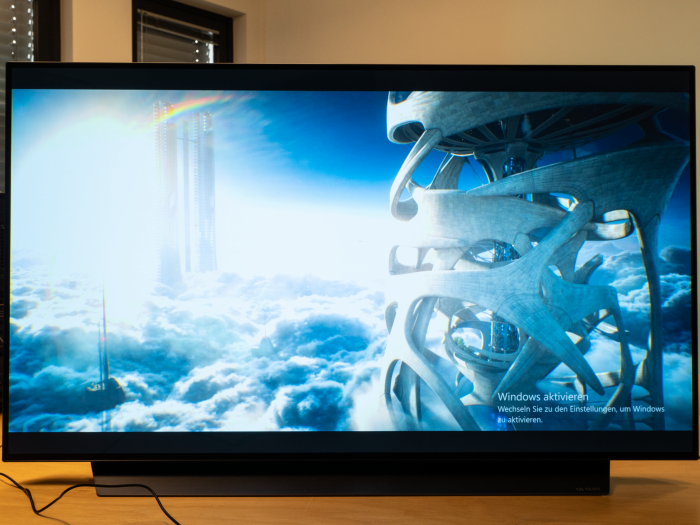 Auch Serien wie Altered Carbon sehen klasse aus. (Bild: Oliver Nickel/Golem.de)